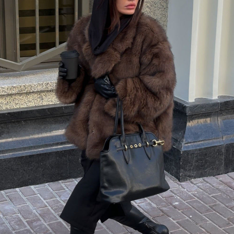 Women's Luxurious Faux Fur Coat with Elegant Cut Mune