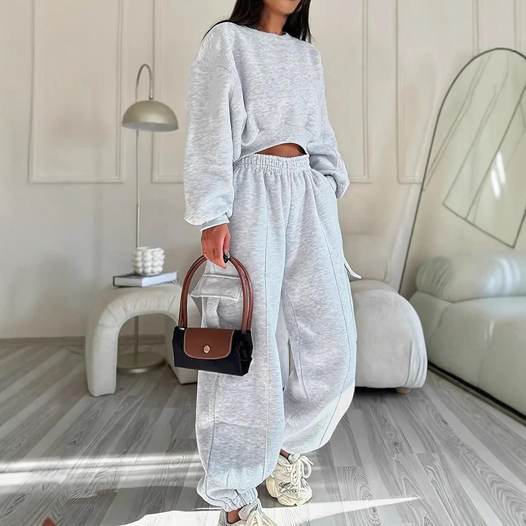 Women's comfortable cropped sweat set with oversized pullover and high-waist cargo jogger Mune Fashion