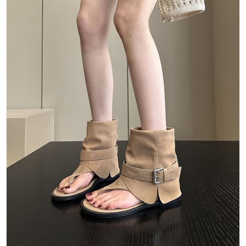 Ladies ankle-high suede sandal with toe post, cuff and buckle strap Mune Fashion
