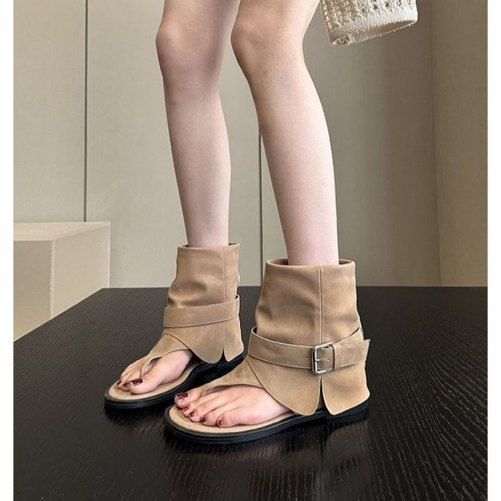 Ladies ankle-high suede sandal with toe post, cuff and buckle strap Mune Fashion