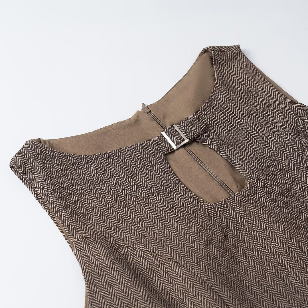 Women's sleeveless sheath dress with herringbone structure, figure-hugging seam design and slit neckline Mune Fashion