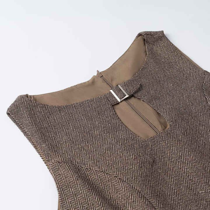 Women's sleeveless sheath dress with herringbone structure, figure-hugging seam design and slit neckline Mune Fashion