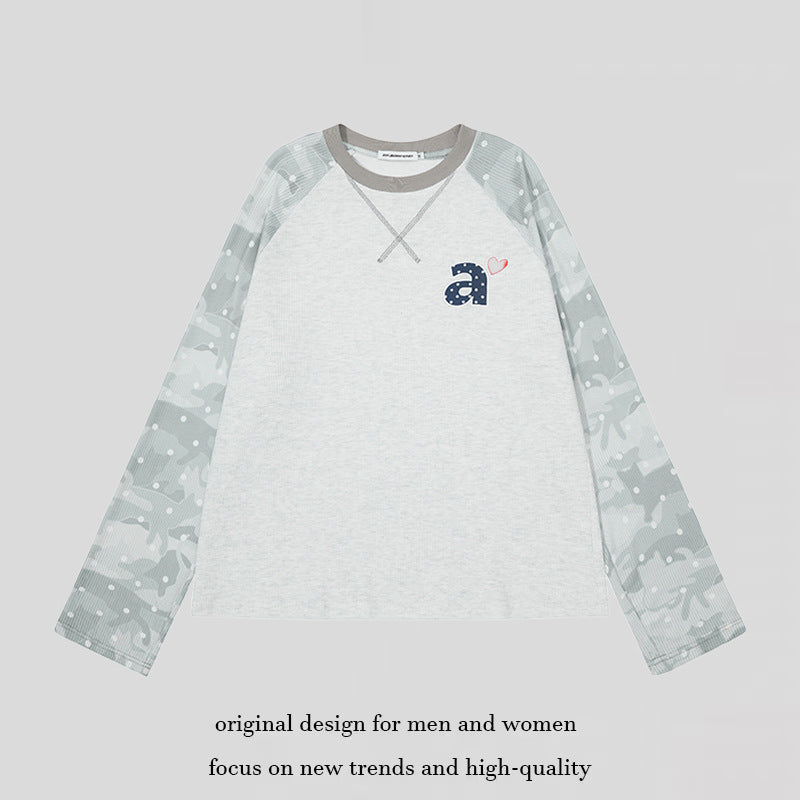 Women's long sleeve shirt with raglan sleeves, camouflage print and heart initial Mune Fashion