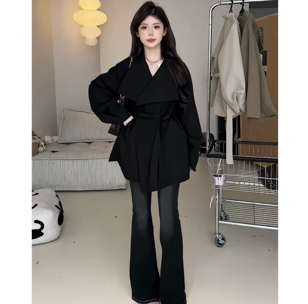 Women's short coat with wide cut stand-up collar and waist belt Mune Fashion