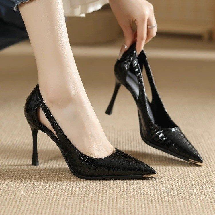 Women's side-cut patent pumps with crocodile embossing and metal cap Mune Fashion