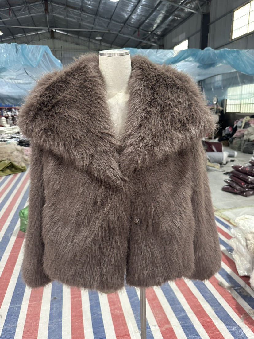 Women's short bolero in boxy cut made of vegan shaggy faux fur with XXL shawl collar Mune Fashion
