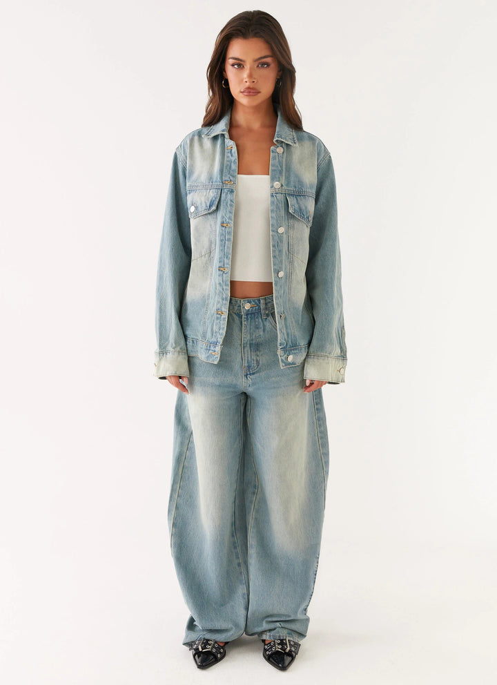 Women's oversized denim jacket with light vintage wash, patch chest pockets and extended cuffs Mune Fashion