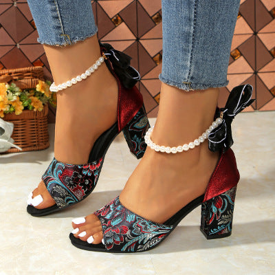 Women's open mules with embroidered paisley pattern, shiny faux leather upper and mid-high block heel Mune Fashion