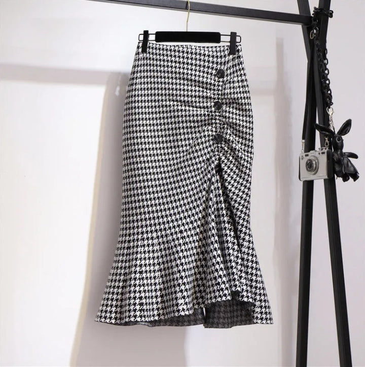 Ladies Elegant, figure-hugging midi skirt with button details Mune Fashion