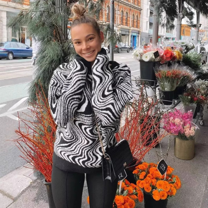 Unisex loosely cut knitted sweater with abstract wave pattern and round neckline Mune Fashion