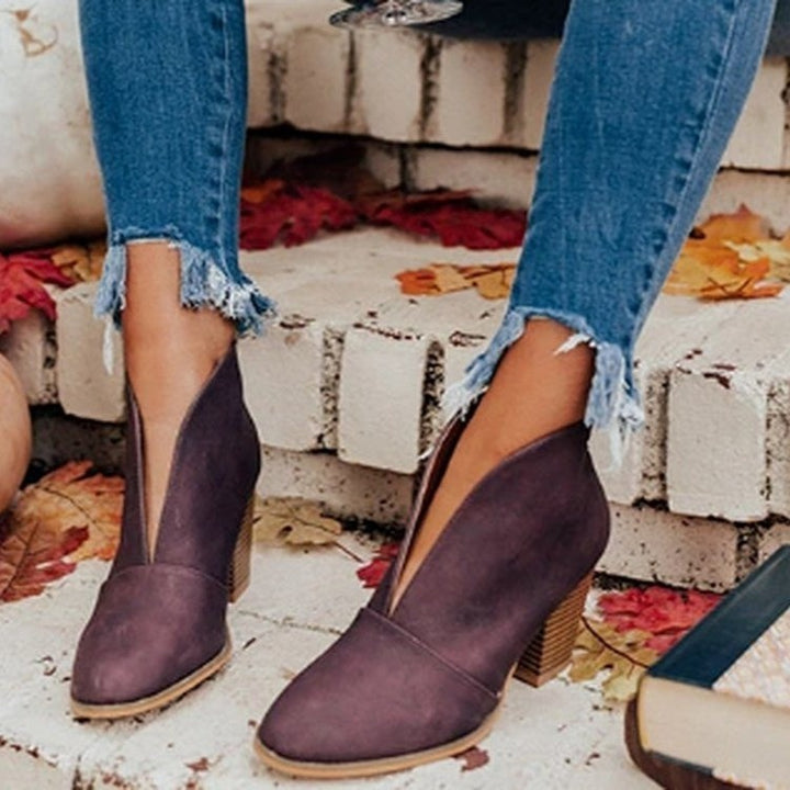 Women's ankle-high V-Cut ankle boots with stacked block heel and pointed toe Mune Fashion