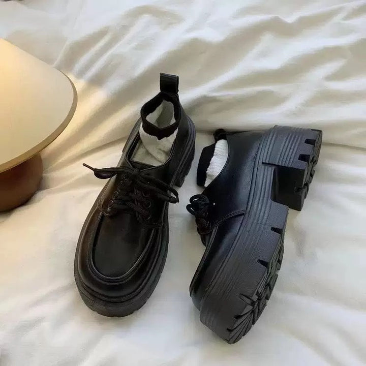 Ladies' platform sneaker with elegant patent leather look and cozy knit collar Mune Fashion