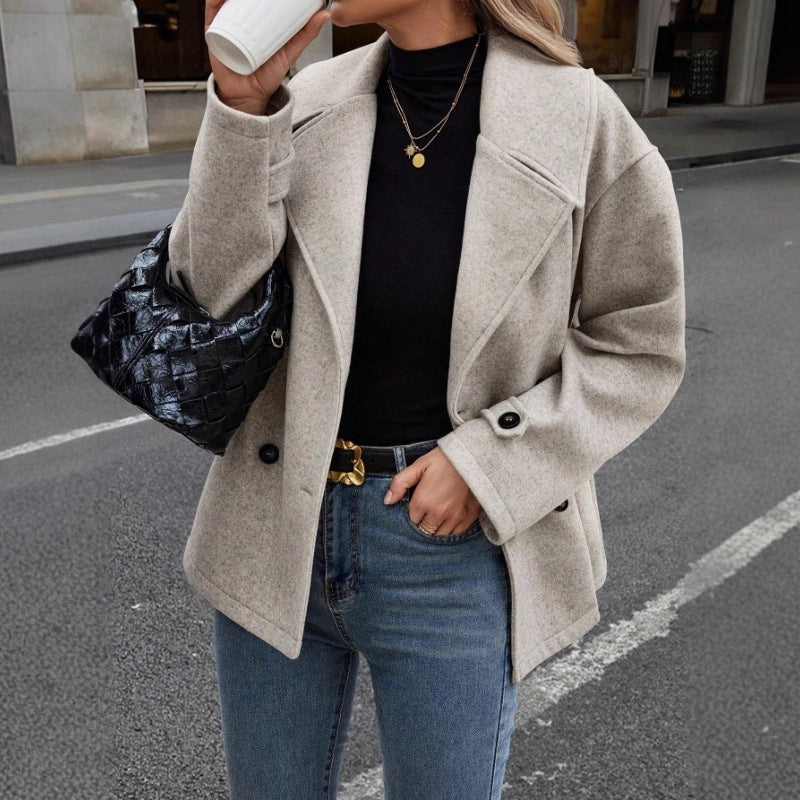Women's Short Wool Coat with Oversized Cut and Reversed Collar Mune Fashion
