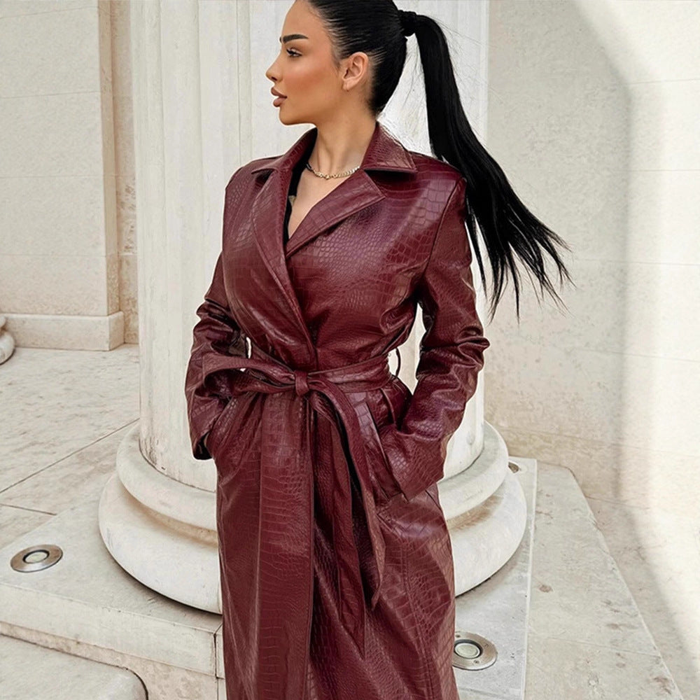 Women's long coat made of faux leather with crocodile embossing and waist belt Mune Fashion