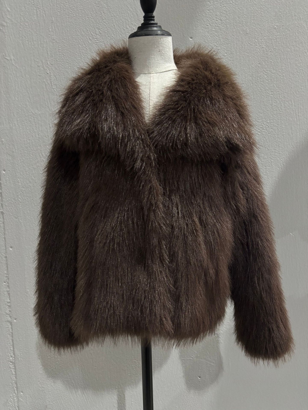 Women's short bolero in boxy cut made of vegan shaggy faux fur with XXL shawl collar Mune Fashion