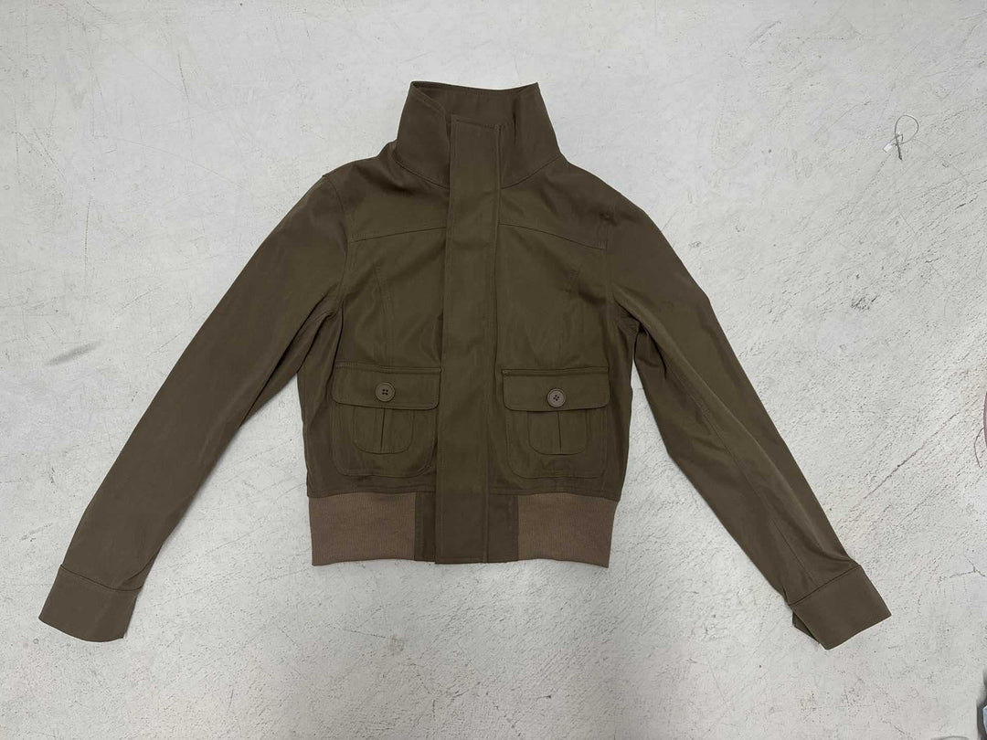 Women's short utility blouson jacket with high stand-up collar, flap pockets and elastic waistband Mune Fashion