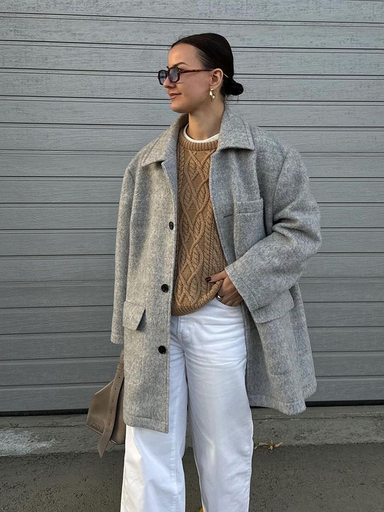 Women’s wool blend coat in boxy style with shirt collar, applied flap pockets, and button closure Mune Fashion