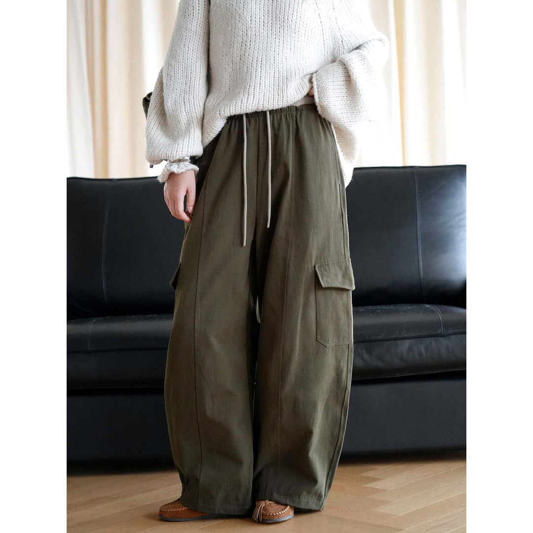 Women's loose Cargo pants with elastic waistband and large flap pockets Mune Fashion