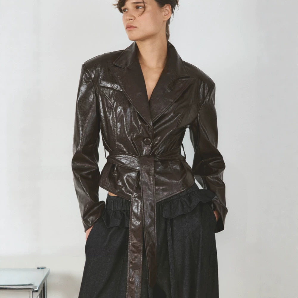 Women’s short blazer in patent leather look with waist belt and flowing lapel Mune Fashion
