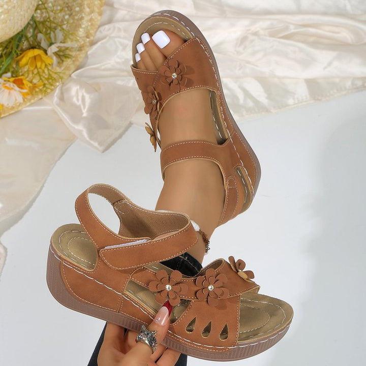Women's Comfortable Sandals with Velcro Closure, Padded Insole and Flower Appliqué Mune Fashion