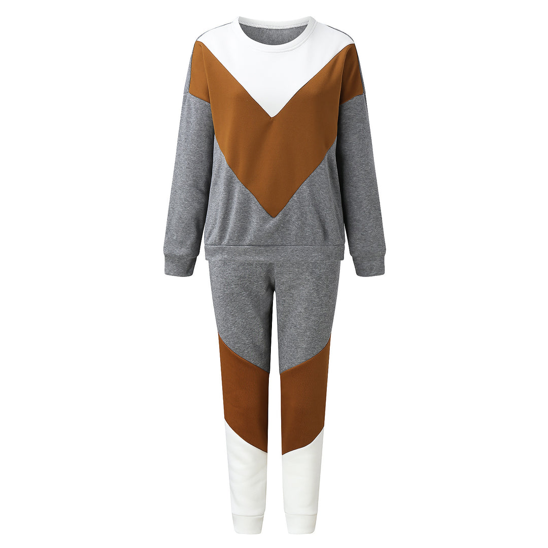 Ladies two-piece relax sweat set with V-block design, brushed fleece inside and tapered joggers Mune Fashion