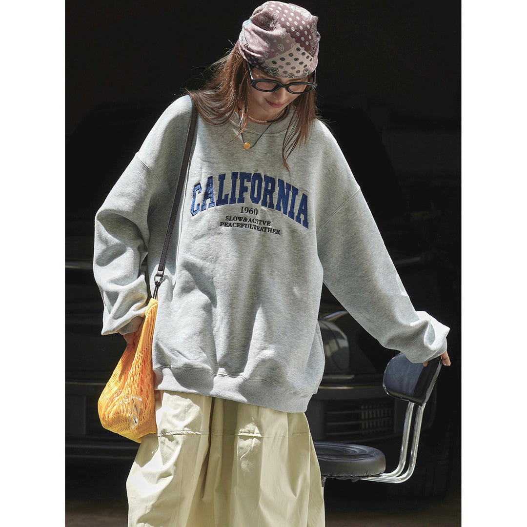 Women’s Wide College Sweatshirt with Round Neck and Statement Print Mune Fashion