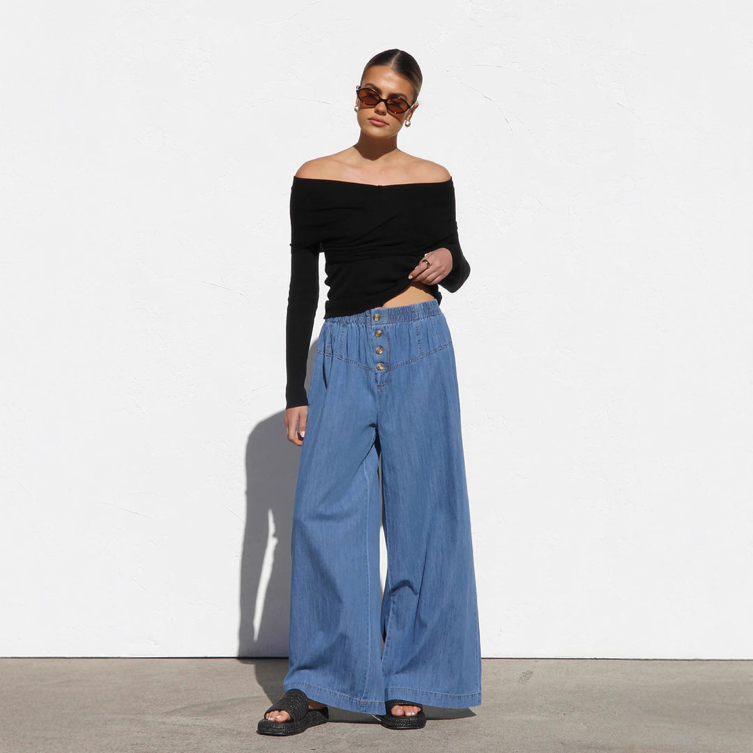 Women's wide high-waisted jeans with elastic waistband and decorative button placket Mune Fashion