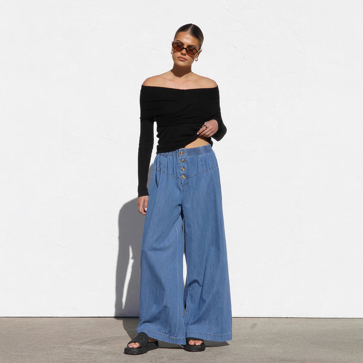 Women's wide high-waisted jeans with elastic waistband and decorative button placket Mune Fashion