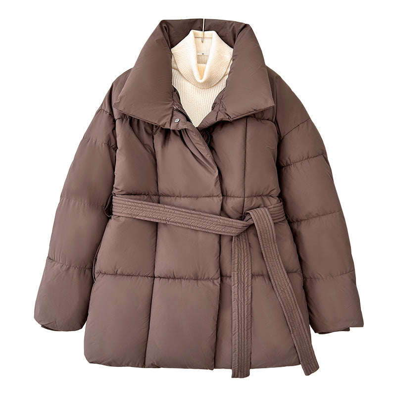 Women's short puffer jacket with waist belt, wide stand-up collar and quilted design Mune Fashion