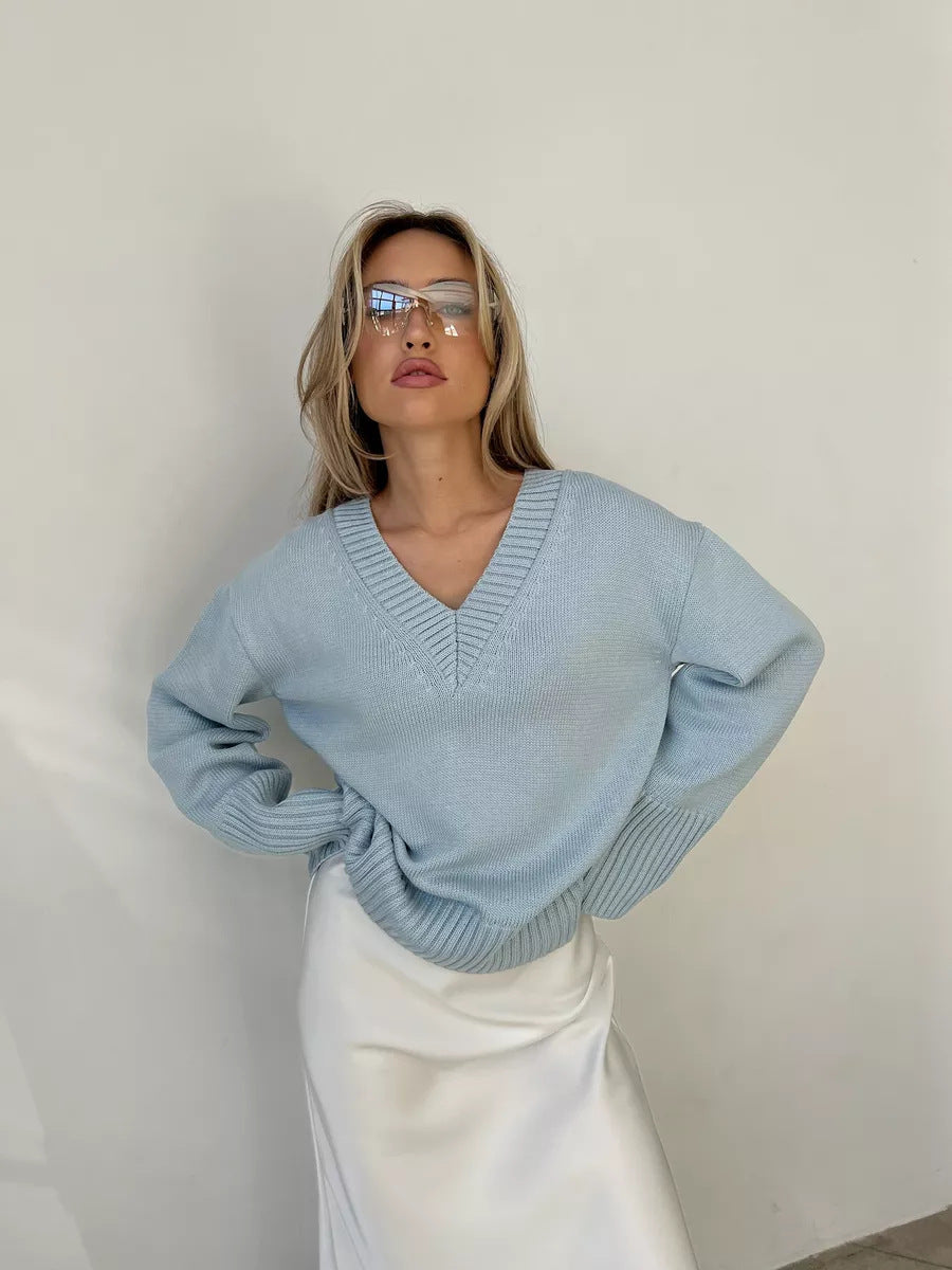 Women’s oversized fine knit sweater with deep V-neckline, ribbed cuffs and loose silhouette Mune Fashion