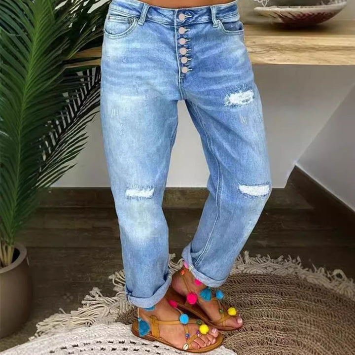 Women's Boyfriend Jeans with Button Closure and Distressed Details Mune