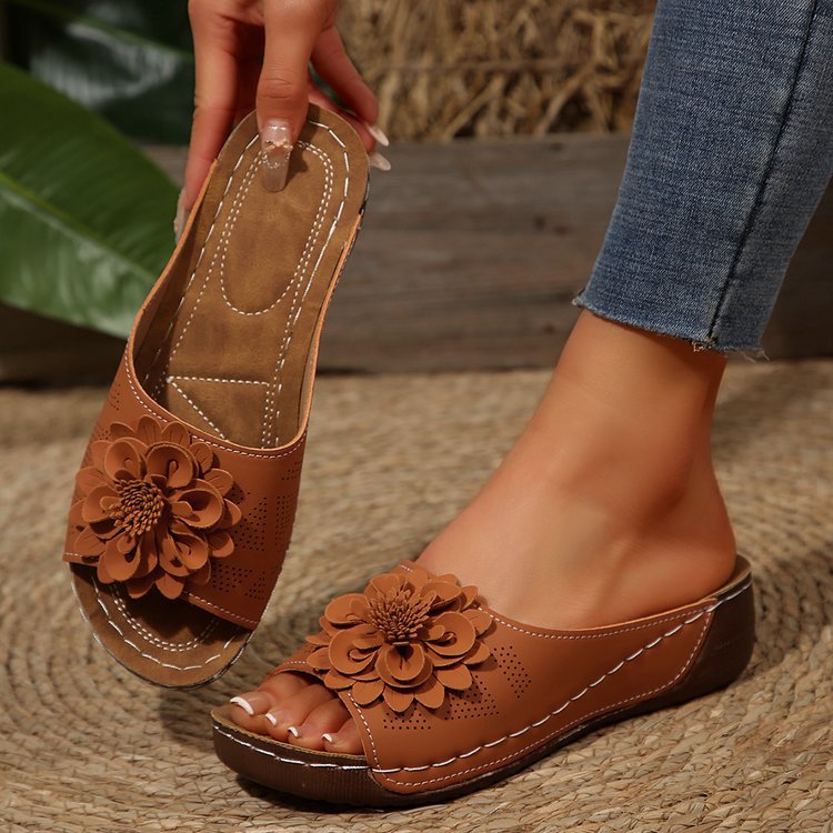 Damen Offene Zehen-Pantoletten mit Blumenapplikation, perforiertem Obermaterial und ergonomischer Keilsohle Mune Fashion