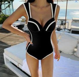 Women's Sporty One-Piece Swimsuit with Elegant Detail Mune Fashion