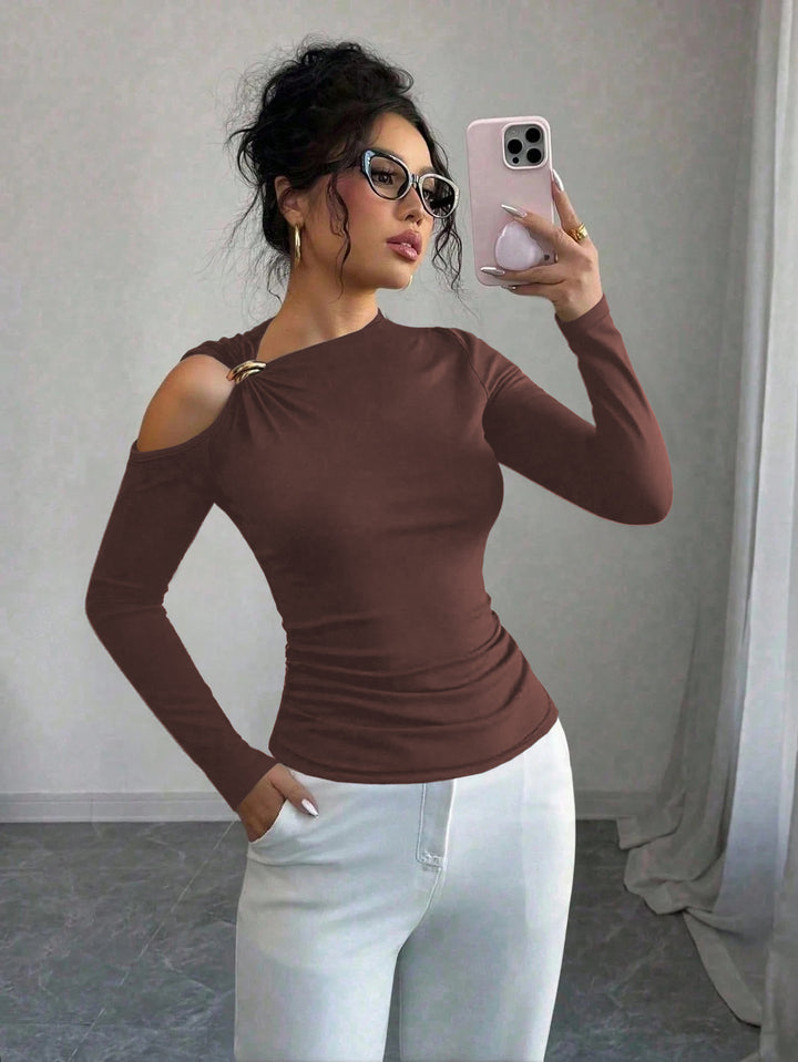 Women's one-sided cutout fitted long-sleeve top with decorative shoulder ring Mune Fashion