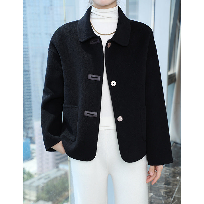 Ladies short coat made of wool blend with shirt collar, boxy silhouette and side pockets Mune Fashion