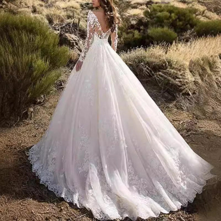 Elegant women's wedding dress with lace detailing & voluminous skirt for wedding | Mune Fashion