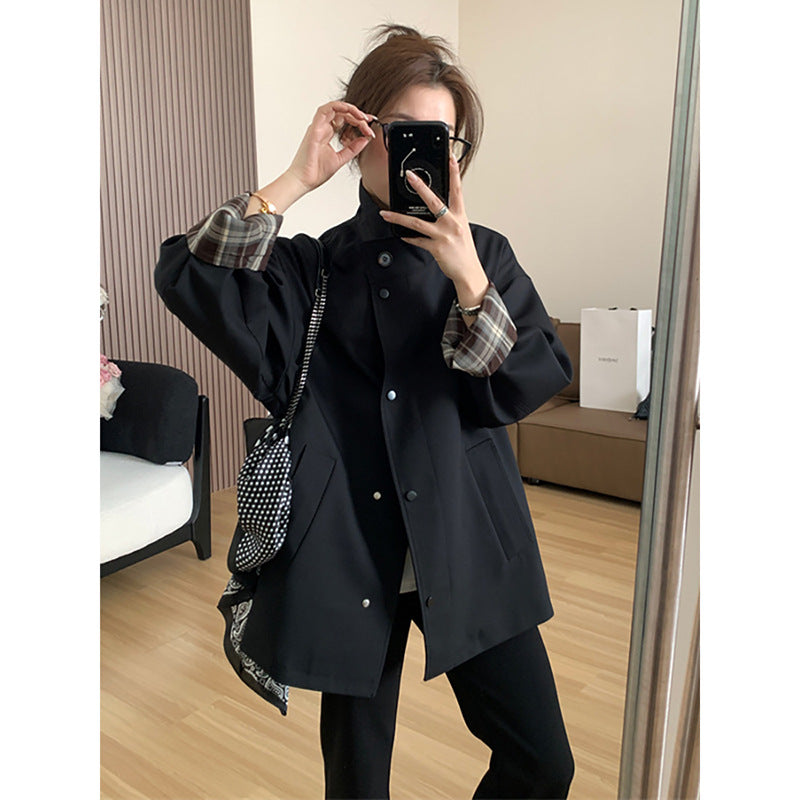 Women's short trench coat in oversized boxy cut with standing collar and checkered sleeve turn-up Mune Fashion