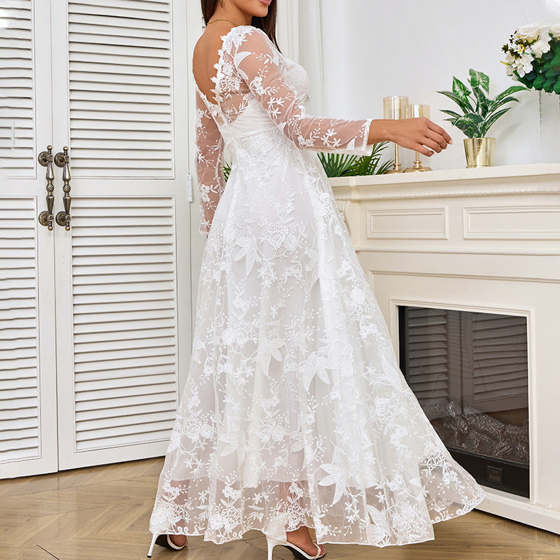 Elegant women's wedding dress with lace detailing & voluminous skirt for wedding | Mune Fashion