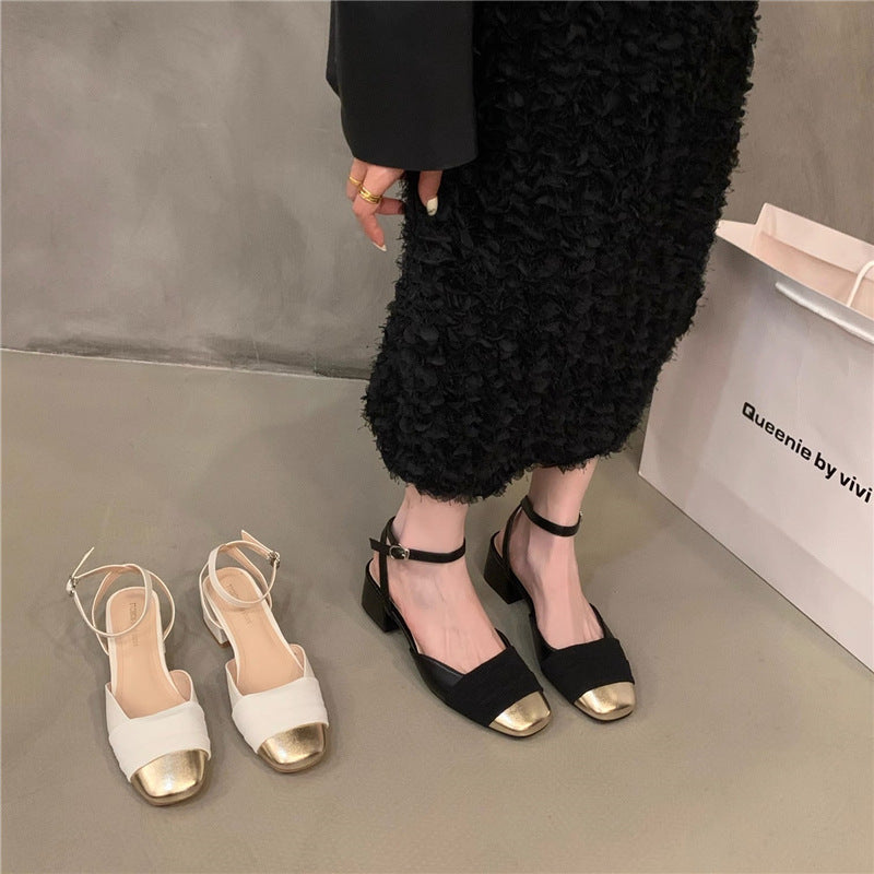 Ladies' elegant sandal with low block heel, metallic cap toe and adjustable ankle strap Mune Fashion