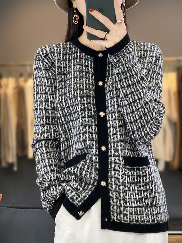 Women's knitted cardigan in bouclé-grid pattern with round neck, decorative button placket, and patch pockets Mune Fashion