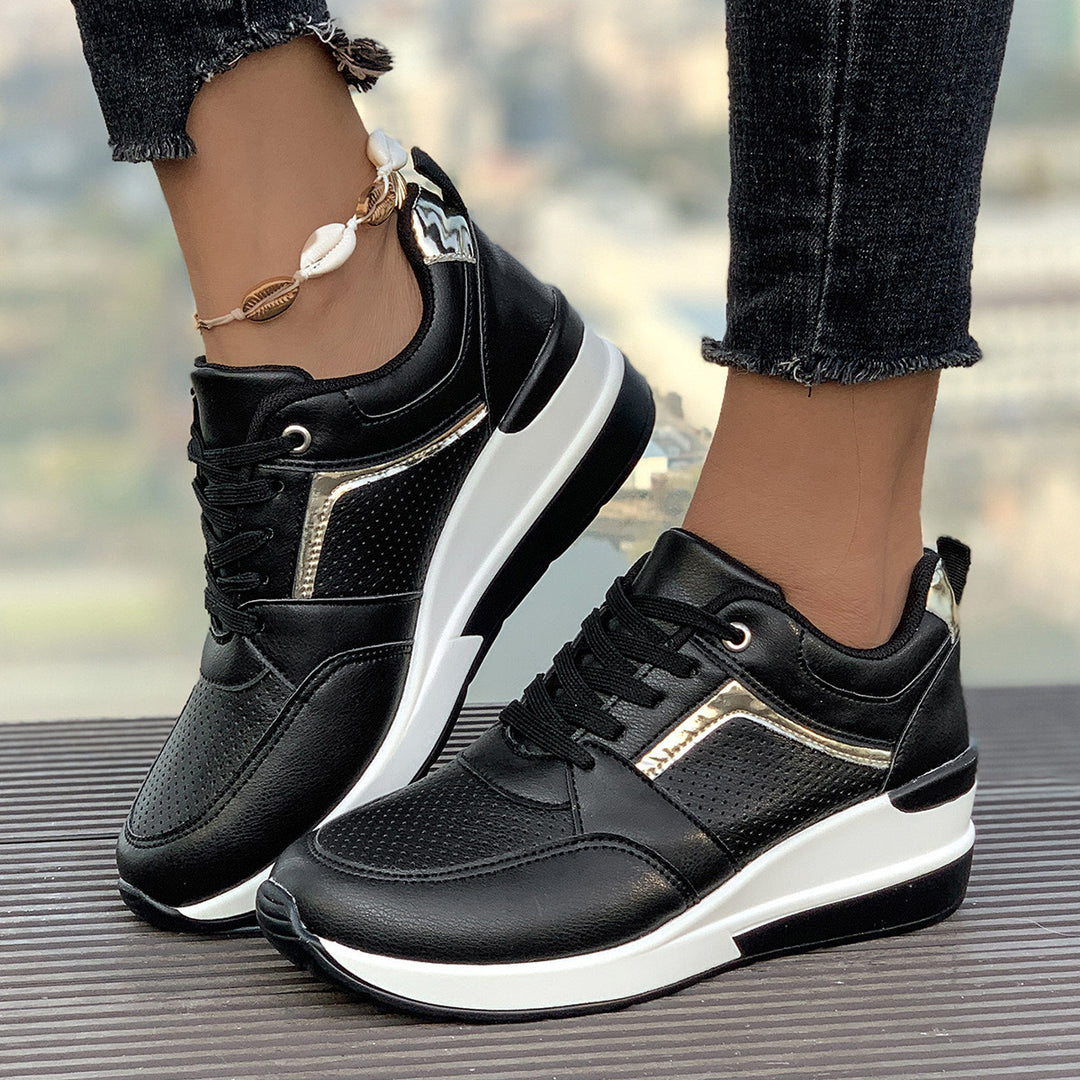 Damen Keilabsatz-Sneaker mit perforierten Einsätzen und Metallic-Details Mune Fashion