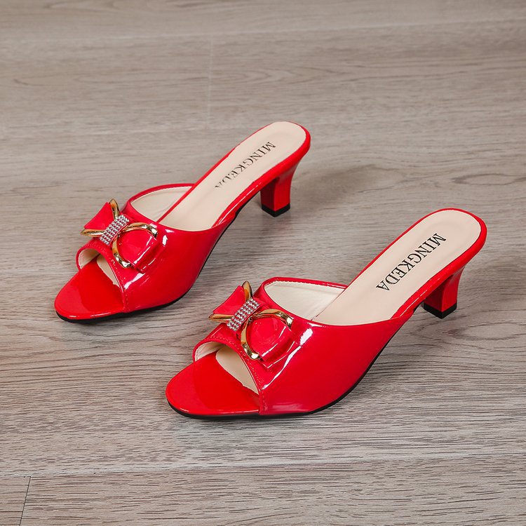 Women nan shiny patent mule with open toe area, medium block heel, decorative gold ring buckle and padded comfort footbed Mune Fashion