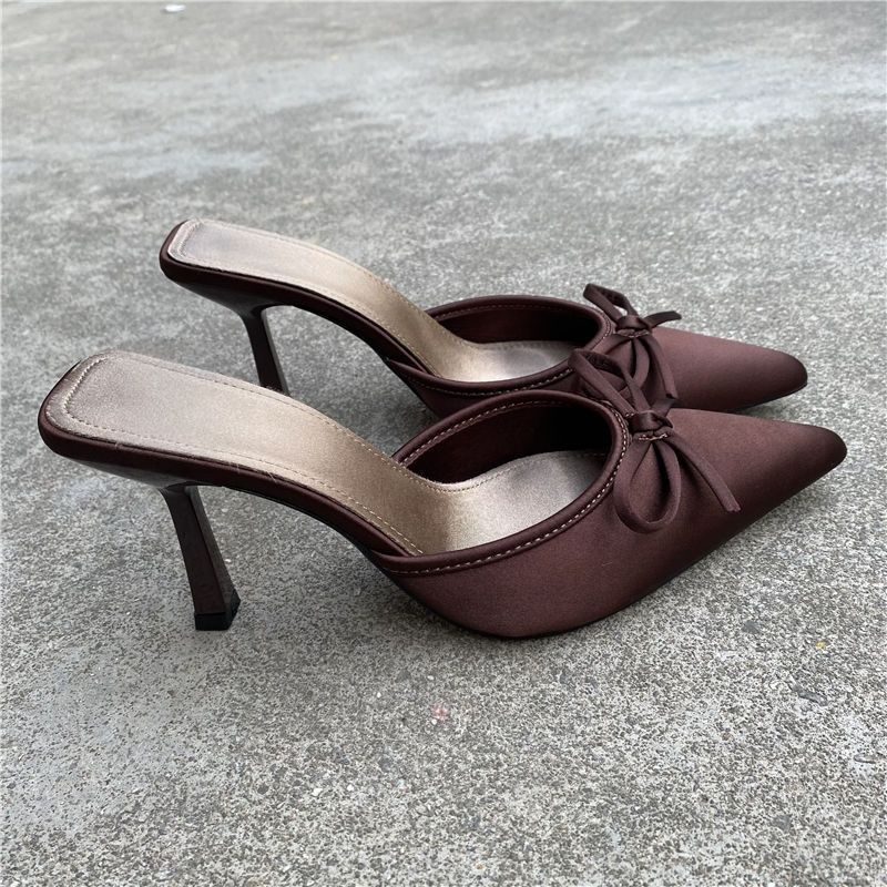 Women's pointed satin mules with delicate bow appliqué and medium-height sculpted heel Mune Fashion