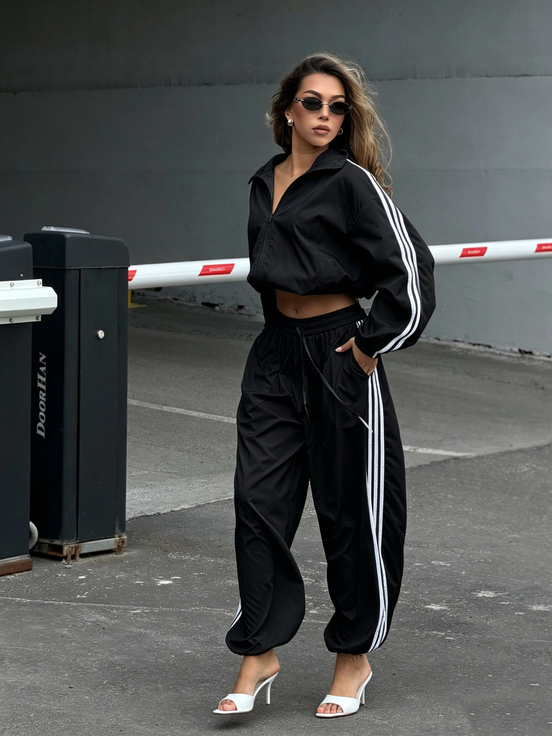 Women's oversized cropped training jacket and high-waisted jogger set with side stripes Mune Fashion