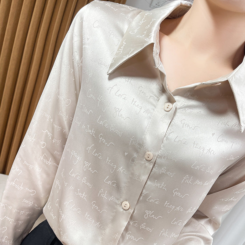 Ladies satin blouse with delicate jacquard writing, pointed shirt collar and continuous button closure Mune Fashion