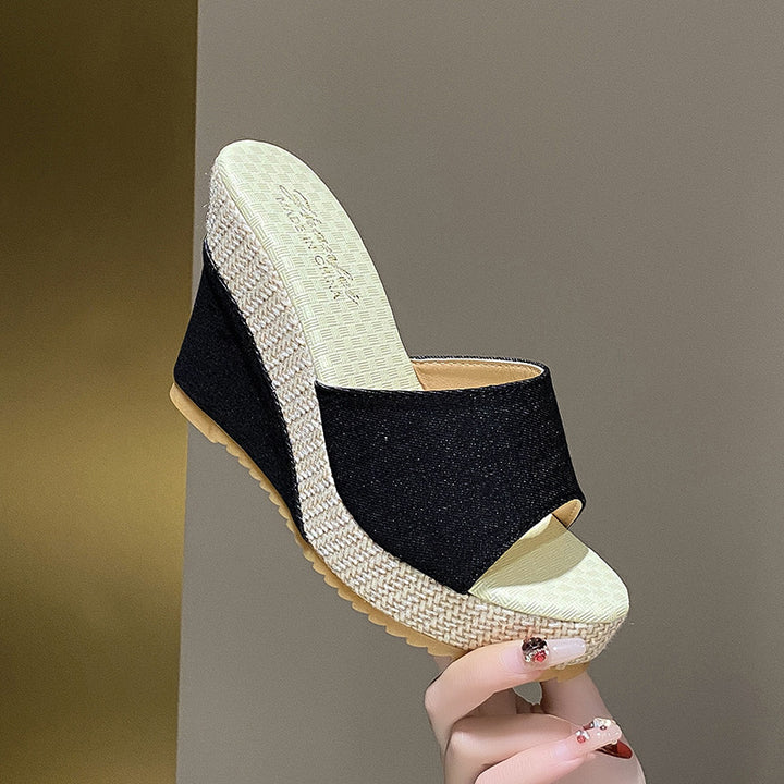 Women's Keil-sandal with open toe area, wide textile strap, straw platform and padded comfort insole Mune Fashion