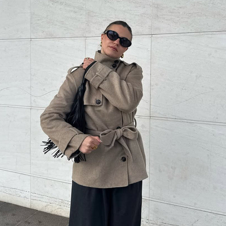 Women's short trench coat with belt and stand-up collar Mune Fashion