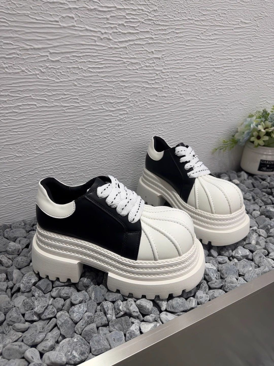 Ladies Fashionable Chunky Sneakers with Robust Platform Sole Mune Fashion