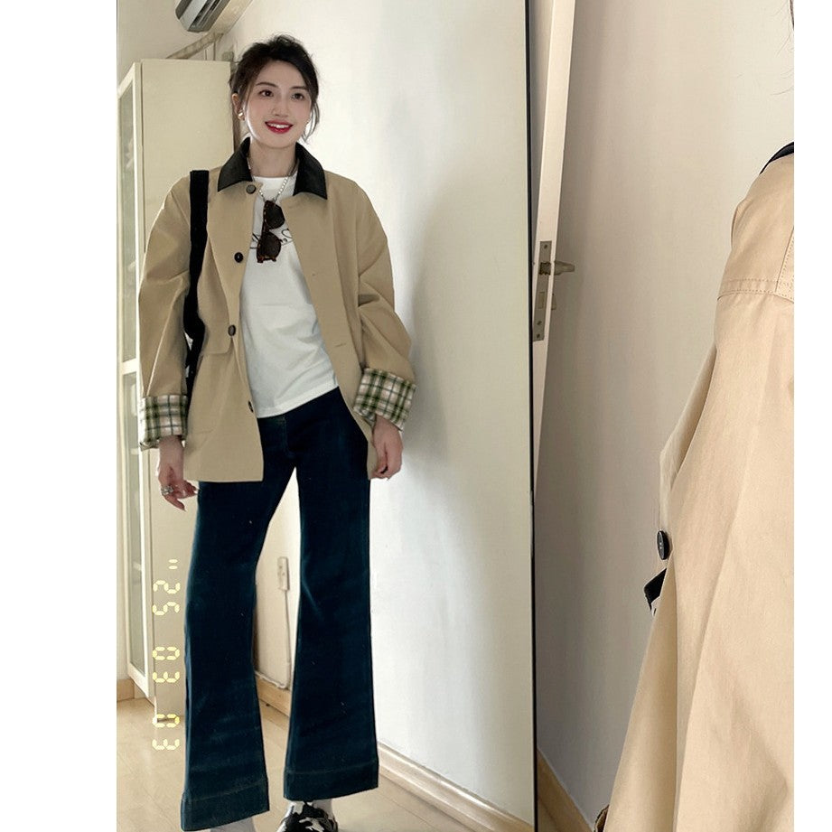 Women's short trench coat in oversized cut with contrast collar and checked cuff Mune Fashion