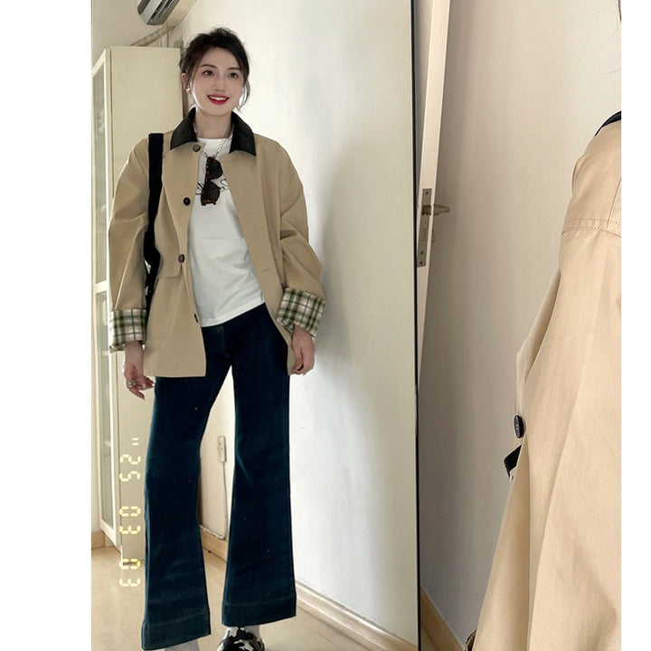Women's short trench coat in oversized cut with contrast collar and checked cuff Mune Fashion